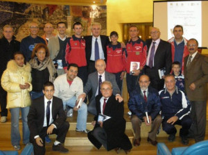 Il presidente del 56° Raduno di Pordenone Pio Langella consegna il cappello piumato a Pietro Mennea