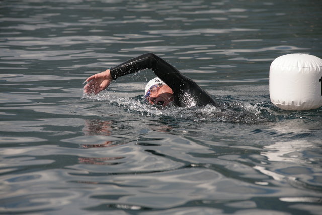 Fulvio Cantarutti attraversa a nuoto il Lago d’Orta